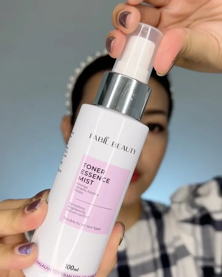 Toner Essence Mist yang berfungsi juga sebagai setting spray untuk… — 2/3