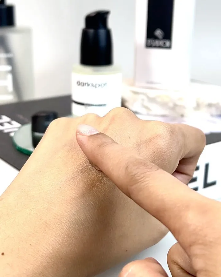 Kalau kamu lagi bingung nyari produk untuk meratakan warna kulit,… — 4/6