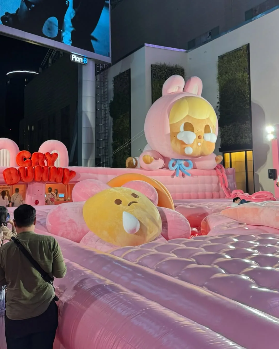 Bangkok — Soaking in the holiday spirit with stunning Christmas… — 19/20