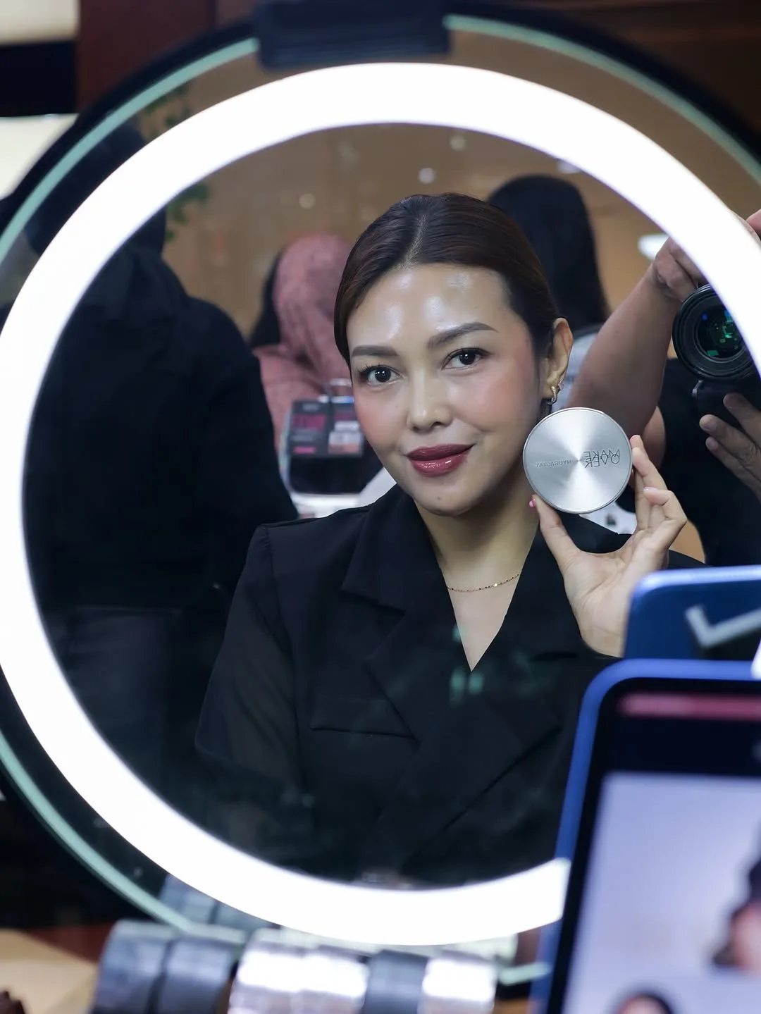 Baru sempet mampir ke Make Over 15 Years Mastershade Pop-Up Boot… — 1/12