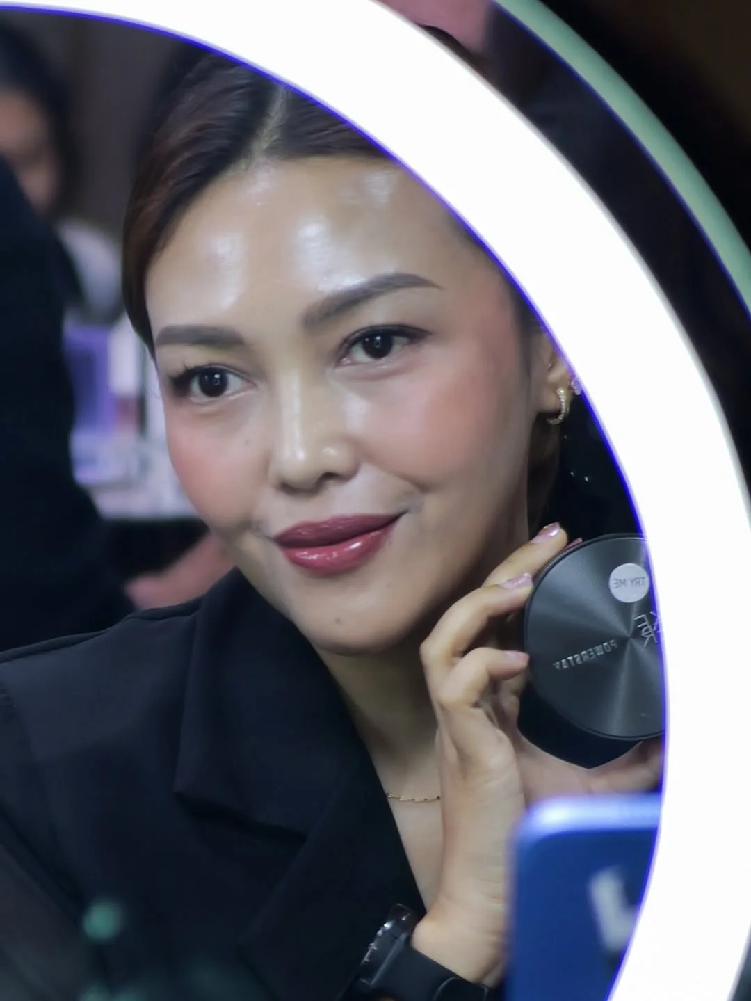 Baru sempet mampir ke Make Over 15 Years Mastershade Pop-Up Boot… — 9/12