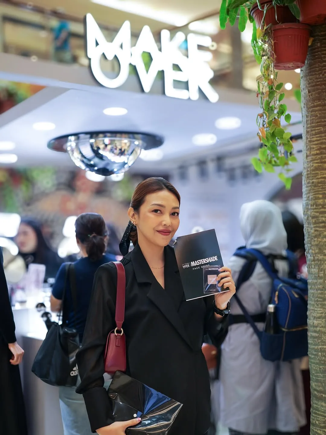 Baru sempet mampir ke Make Over 15 Years Mastershade Pop-Up Boot… — 10/12